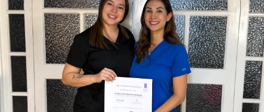 Karelia Guereña con su certificado del curso de micropigmentación de labios de Carolina Zarate
