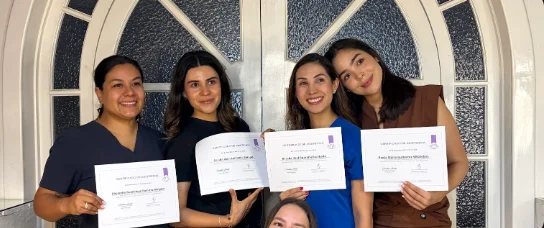 Paola Gutierrez Villalobos con su certificado del curso de micropigmentación de labios de Carolina Zarate